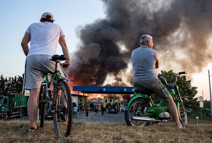 Vatra ugašena, ali dimi se: Ovo je strašno, ne možemo disati...