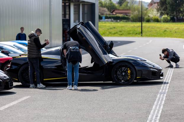 Rimac Nevere parkirane ispred Rimac kampusa u Kerestincu povodom Trilblazers Toura
