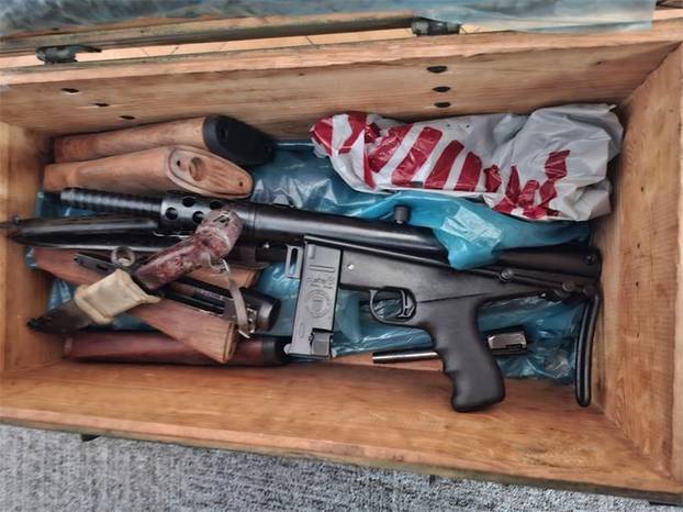 FOTO Ovo  je zaplijenila policija u Slavoniji. I oni iznenađeni! Tu su hrpa oružja, kokain, novac...