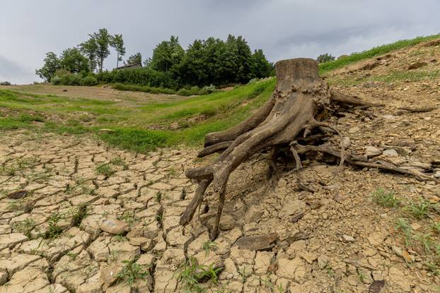 Zbog remonta i održavanja hidroenergetskog sustava Vinodol ispražnjeno je Lokvarsko jezero