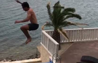 Hummels s balkona skače u bazen, izbornika to ne brine