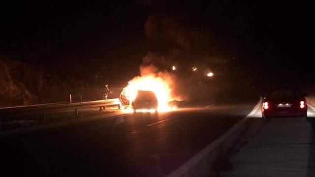 Mercedes se zapalio u vožnji i cijeli izgorio: Vozač uspio izaći
