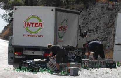 Šibenik: Iz kamiona ispalo 20-ak gajbi mineralne vode
