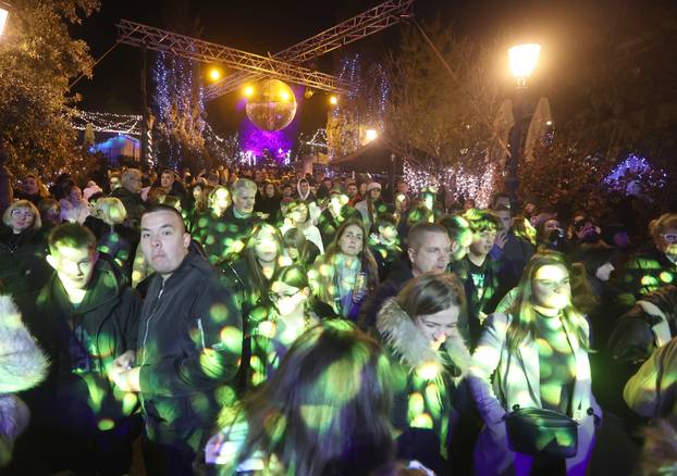 Šibenik: Šibenska Adventura zapo?ela koncertom Parnog valjka u perivoju Roberta Visianija