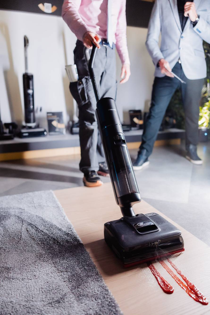 VIDEO Val kineskih robota iz Dreamea: Nose usisavače po kući, čiste prozore, bazene...