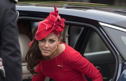 Nakon skandala s obiteljskom fotkom princeza Kate snimljena kako napušta dvorac s princem
