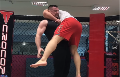 Cro Cop je kao stijena! Podigao Japanca Ishiija samo s vratom!