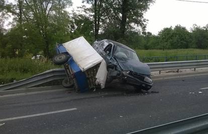 Pijan preticao kolonu, sudario se pa  ozlijedio četvero ljudi