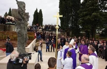 Imotski: Otvorili spomenik u čast poginulima u ratu