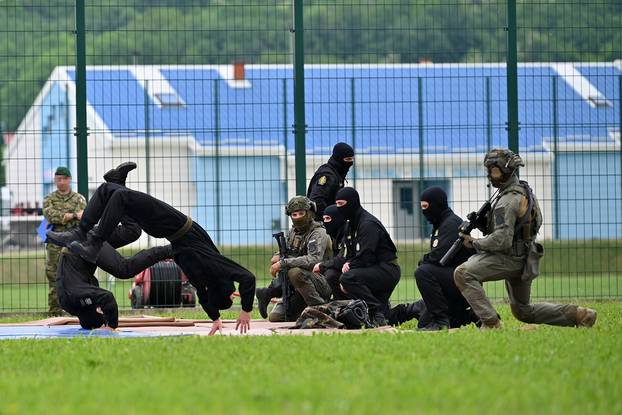 FOTO Pogledajte vježbe HV-a i policije u Okučanima: Borbe, eksplozija i skok padobranom!