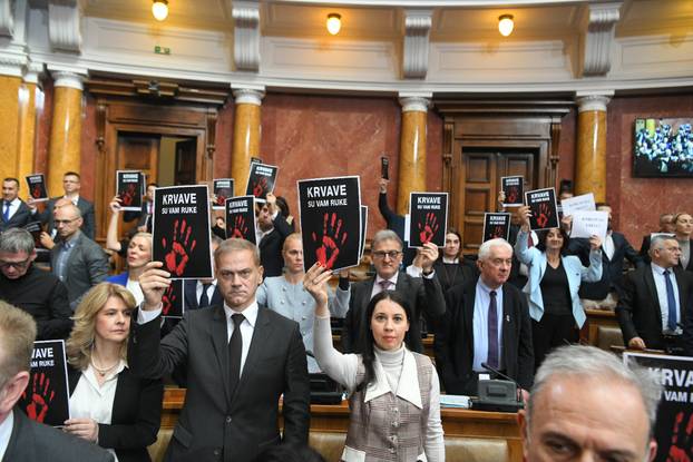 Beograd: U Skupštini Srbije došlo do fizičkog obračuna zastupnika