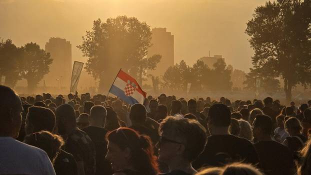 Zagreb: Stvaraju se ogromne gužve na samom ulazu na koncert Thompsoona