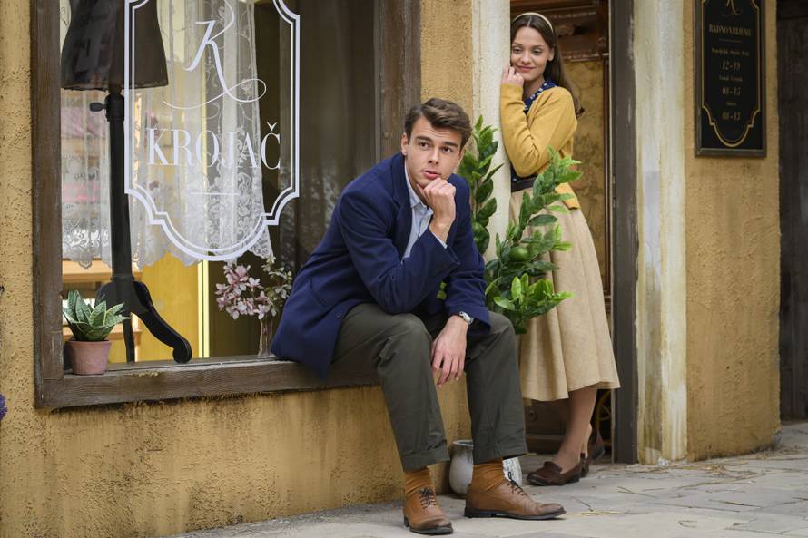 Zagreb, 07.10.2025 - Glumci RTL serije Divlje pcele poziraju na setu u studiju Jadran filma