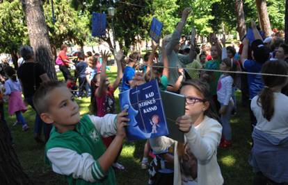 'Uberi priču': Mališani u parku brali knjige s drveća 
