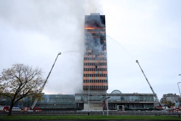 Zagreb: Nastavlja se gašenje Vjesnikovog nebodera, teška noć iza vatrogasaca