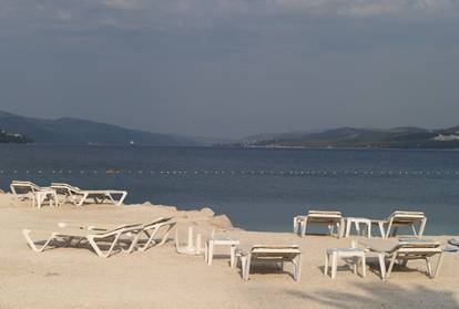 Plaža u Okrugu Gornjem prije samo nekoliko dana bila je puna turista