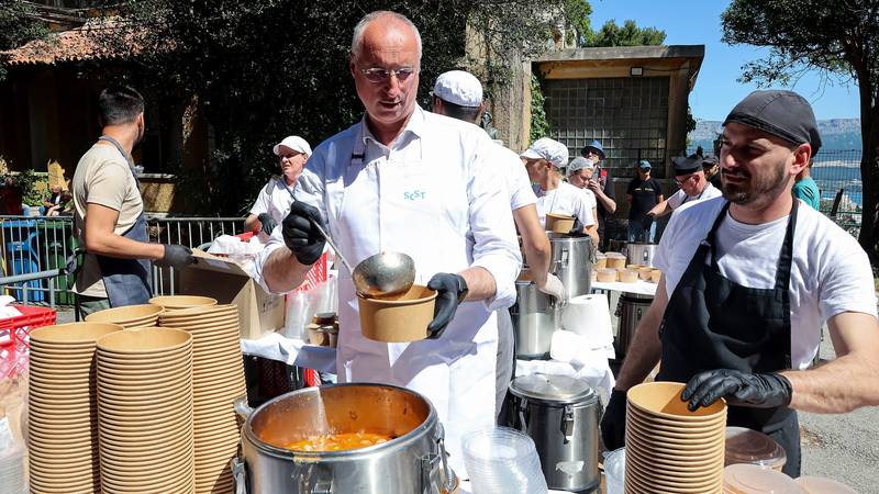 FOTO Ivica Puljak dijelio grah na Marjanu, 'otišlo' 3000 porcija... 15 pxl 010525 132045148 lcmksgg