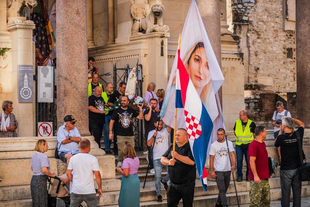 Split: Održana je molitva krunice na splitskom Peristilu