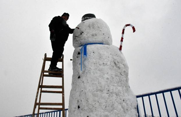 VIDEO Još jedan mega snjegović niknuo u Slavoniji. Visok je tri i pol metra i postao hit u Brodu