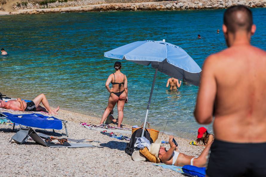 Bol: Ljetni ugođaj na plaži Martinica 