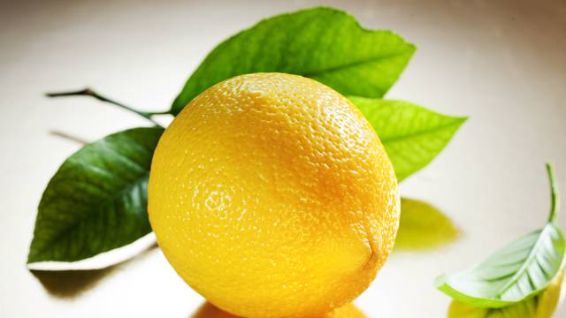 Evo kako ćete brzo omekšati tvrdi limun i lakše ga ocijediti