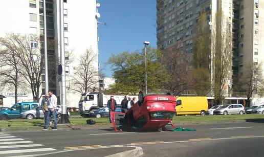 Auto se u sudaru prevrnuo na krov, jedna osoba je ozlijeđena