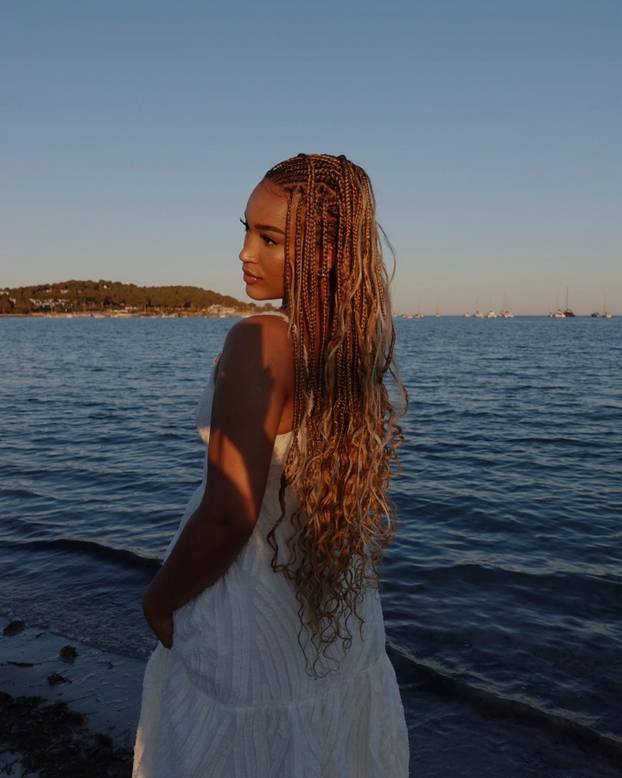 Zvijezda Galatasaraya kaže da mu izgled nije bitan. Pogledajte kako izgleda njegova djevojka