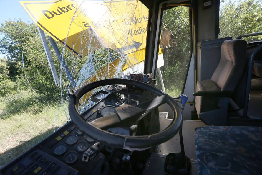 Autobus se zabio u prometni znak, vozača prevezli u bolnicu