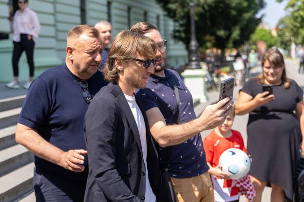 Osijek: Luka Modrić fotografirao se s obožavateljima ispred Županijskog suda
