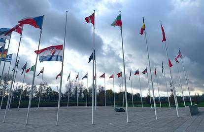 FOTO Hrvatska zastava na pola koplja ispred sjedišta NATO-a