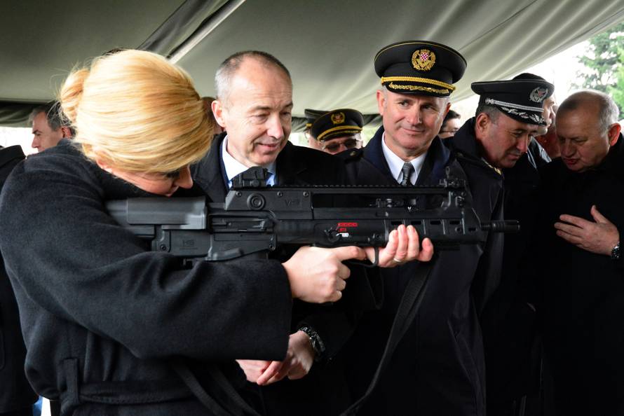 U Požegi su prisegnuli ročnici, a predsjednica isprobala puške