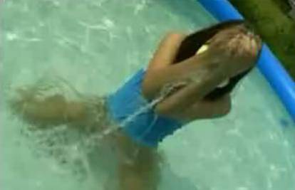 Mlada 'pop-zvijezda' zavodljivo pozira u bazenu