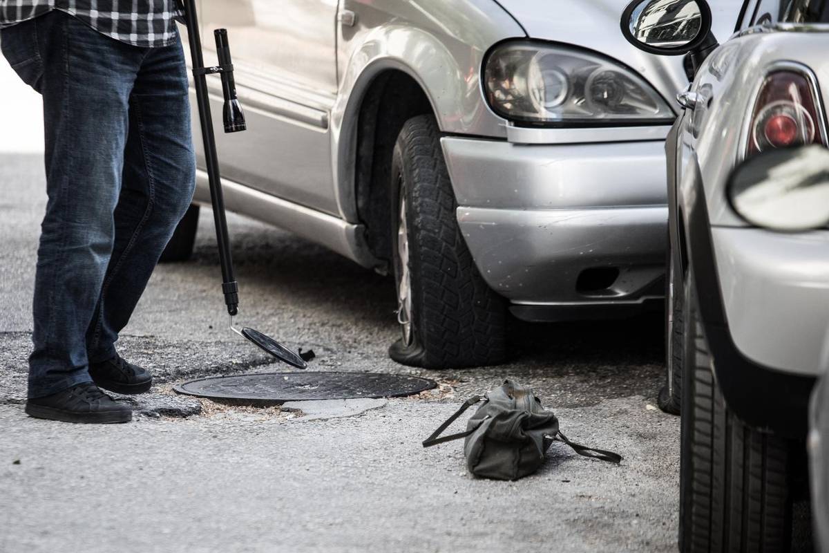 Vlasniku Mercedesa bombom poslali upozorenje zbog dugova