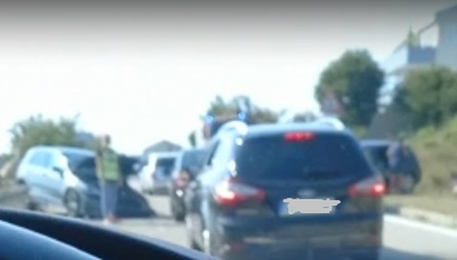 Na Pagu se sudarilo više vozila, jedan auto je završio na krovu