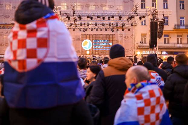 Zagreb: Počelo okupljanje građana za svečani doček rukometnih reprezentativaca nakon osvojene bronce na Europskom prvenstvu