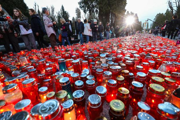 Građani u večernjim satima na groblju Mirogoj pale svijeće za svoje najmilije