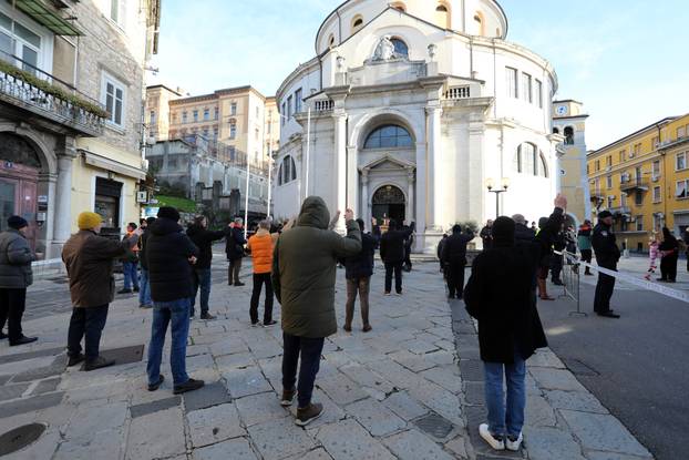 Rijeka: Molitelji i prosvjednici pred katedralom Svetog Vida.
