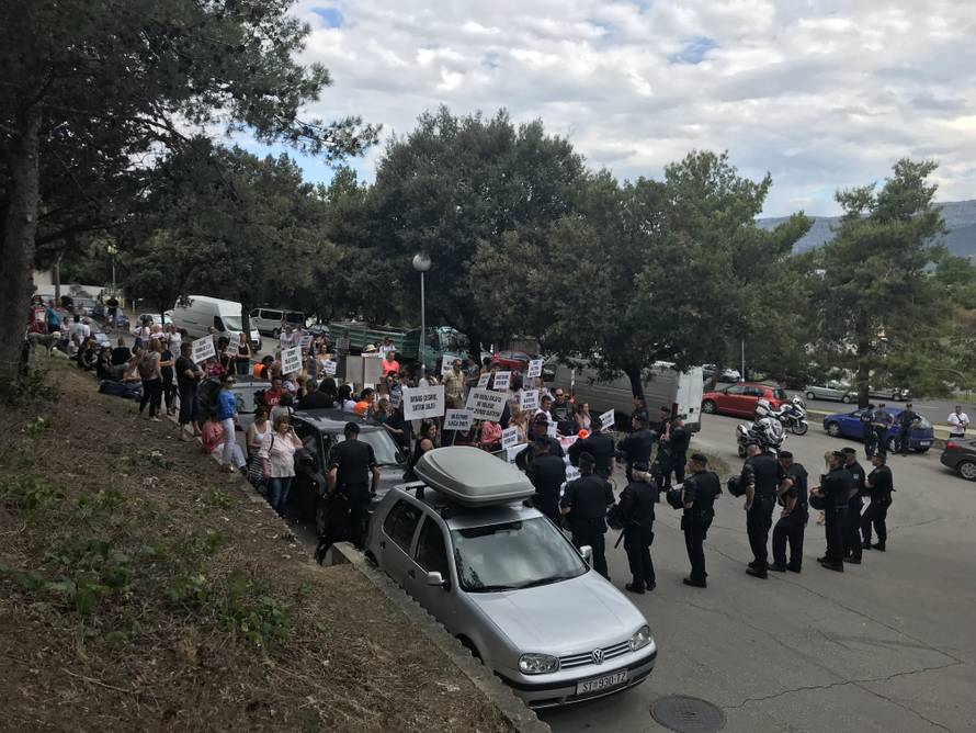 Dramatične scene usred Splita: Ovršili Cesarea (9), dali ga ocu