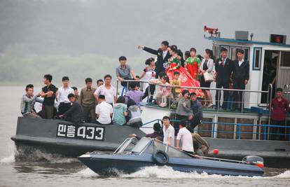 Kako se zabavljaju u Sj. Koreji? Plove brodom uz granicu Kine