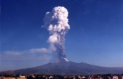 Etna ponovo aktivna, lava počela istjecati u subotu