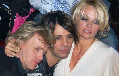 Pijana Pamela Anderson zabavljala se s dečkima