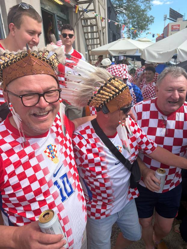 FOTO 'Vatrene' navijačice u srcu Toronta, neki su i lice obojali u kockice! Pogledajte sjajne scene