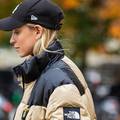 Urbani sportski look: Pernata jakna uz šiltericu i crne čizme