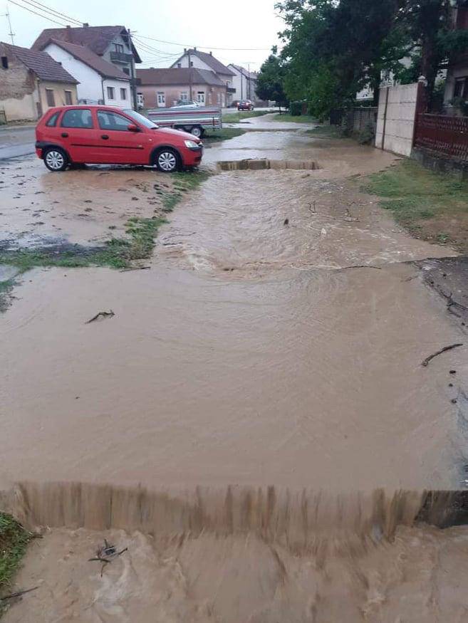 Bujice u Rešetarima poplavile kuće i ceste, načelnik: 'Kanali tu količinu nisu mogli podnijeti'