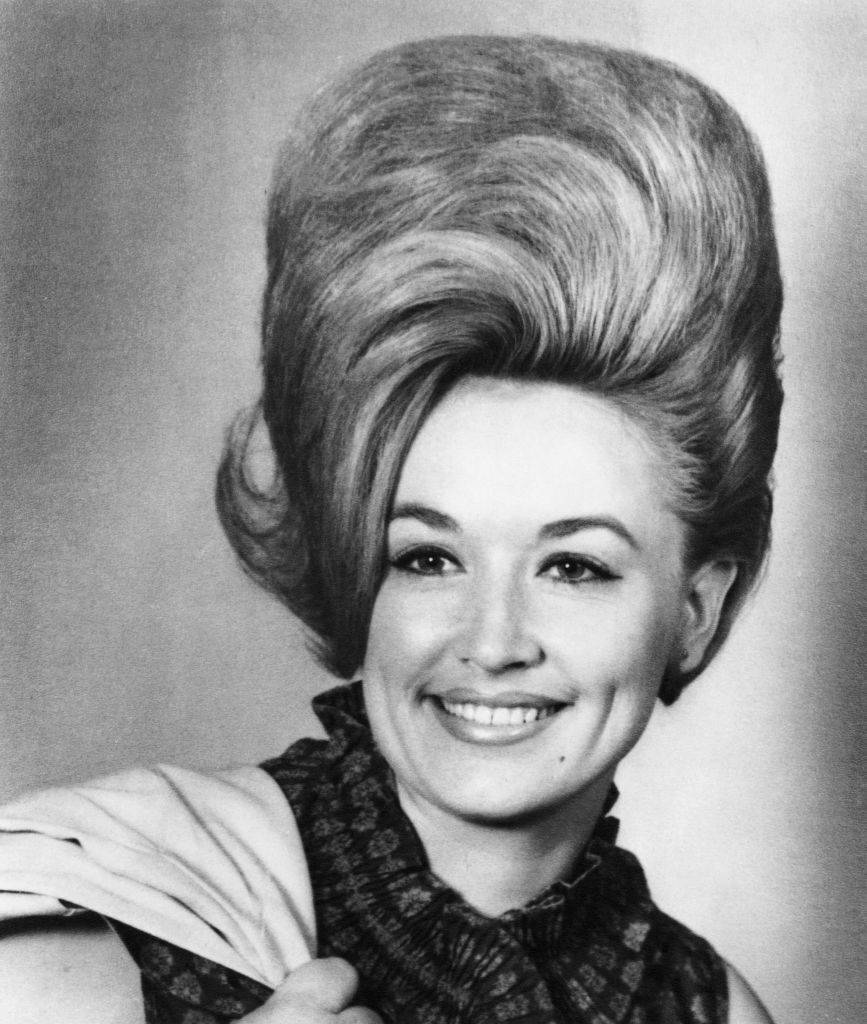 storyeditor/2024-02-27/country-singer-dolly-parton-poses-for-a-portrait-in-1965-in-news-photo-1574459160.jpg