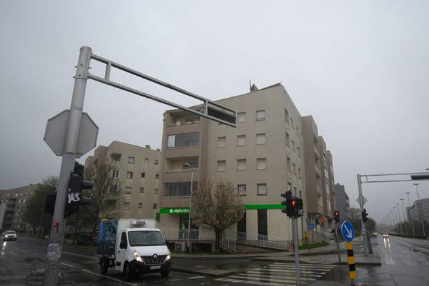 Zagreb: Olujno nevrijeme oštetilo krov zgrade na Horvaćanskoj cesti na Vrbanima