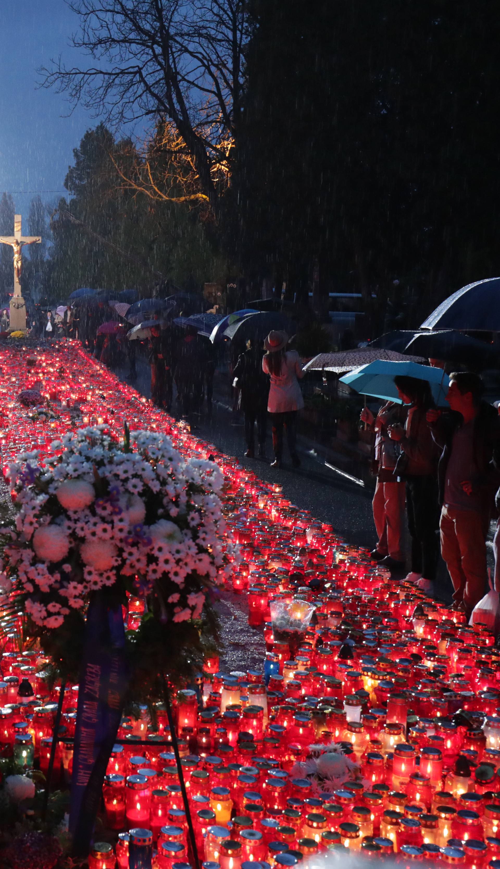 Zagreb: TisuÄe svijeÄa za najmilije upaljene u noÄi na blagdan Svih svetih