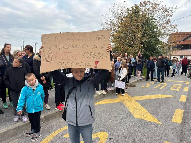 FOTO Prosvjed roditelja pred OŠ Dragonožec: 'Obećali ste, dajte nam školu', 'Škola nije projekt'