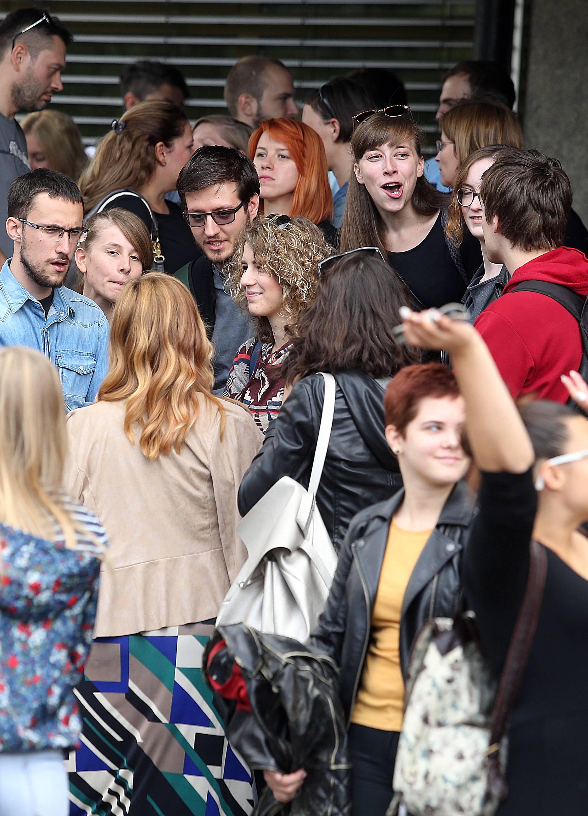 Rektor: Situacija je ozbiljna. Profesor: Dekan nek' se stidi!