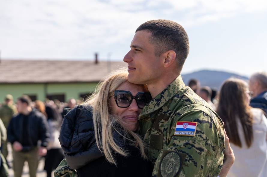 Svečana prisega ročnika na temeljnom vojnom osposobljavanju u Slunju